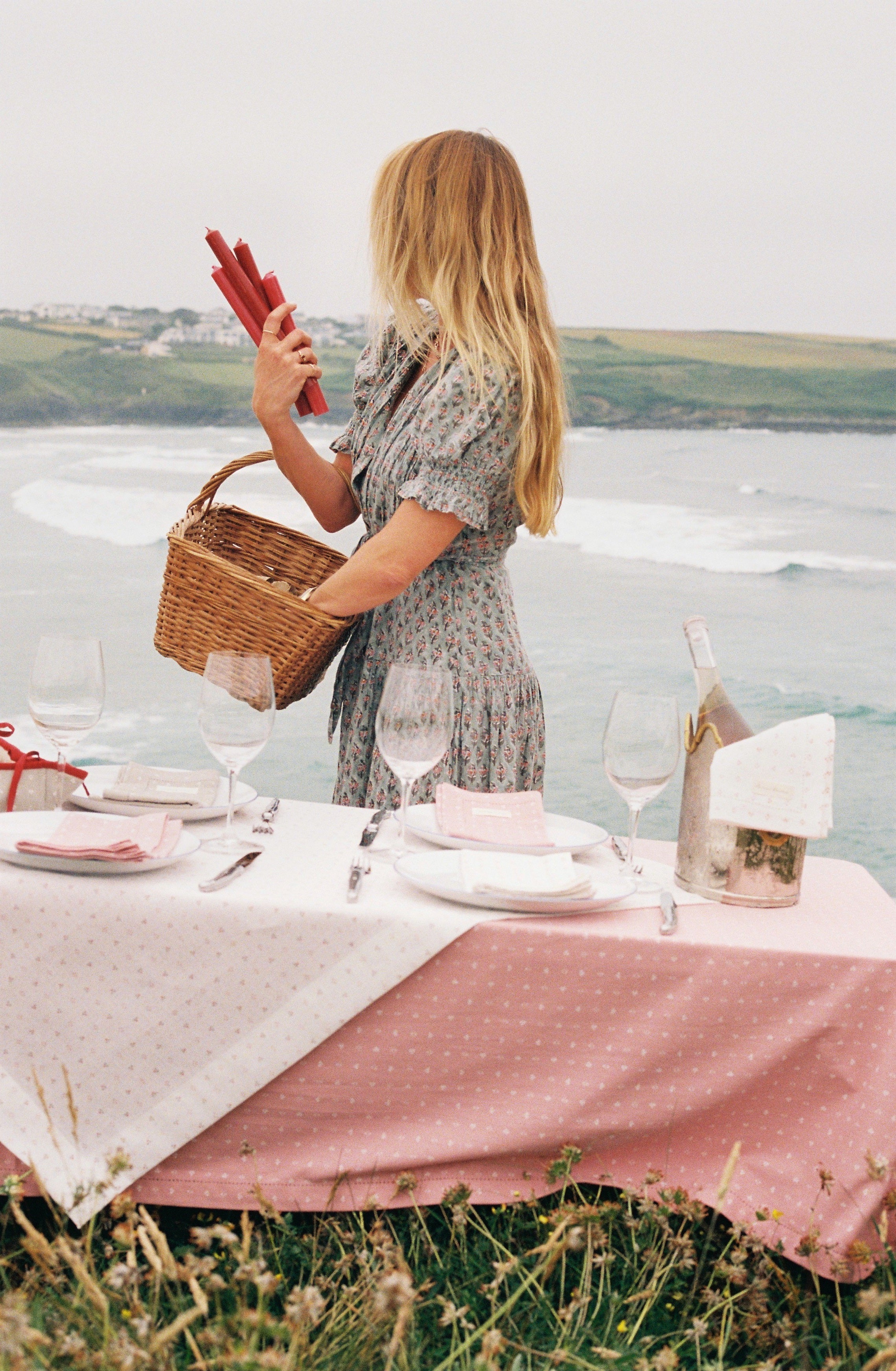 The Minni Linen Tablecloth